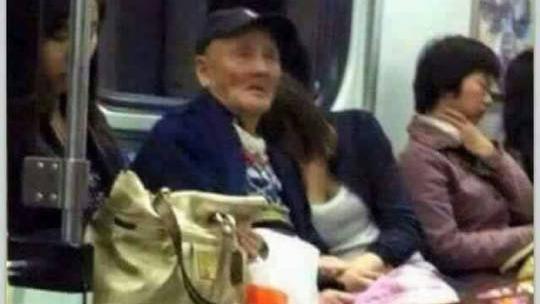 鼻酸！這張照片背後…有位偉大的父親