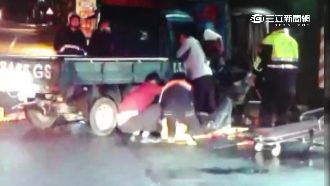 小貨車撞路邊攤　壯警徒手扳車門救人