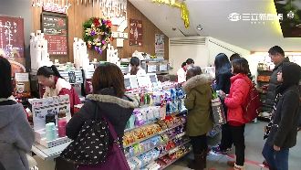 搶攻跨年財　超商拆大門忙備貨