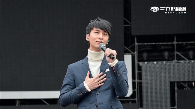 跨年夜小八會陪伴嗎？嚴爵露靦腆微笑