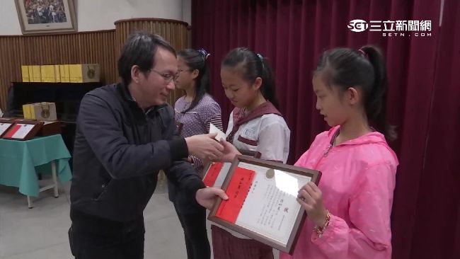 回饋社會！吳寶春赴屏東頒發獎學金