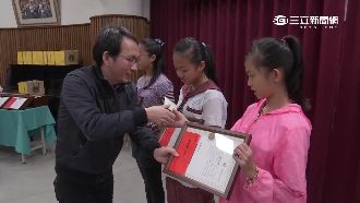 回饋社會！吳寶春赴屏東頒發獎學金