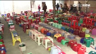 搶點龍山寺光明燈　民眾拿板凳急卡位