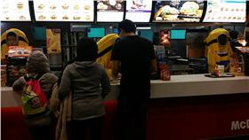 麥當勞店員扮成小小兵　（圖／翻攝自臉書爆料公社）