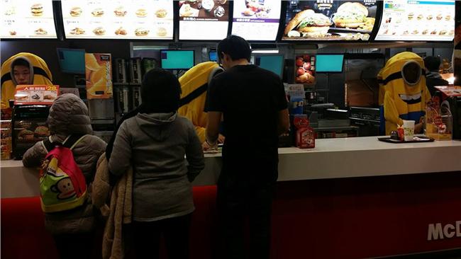 錢歹賺？麥當勞店員跨年扮成「他」