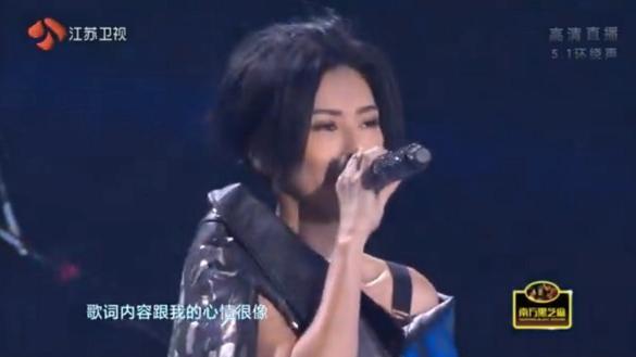 孫燕姿十年再登跨年　出場30秒慘摔