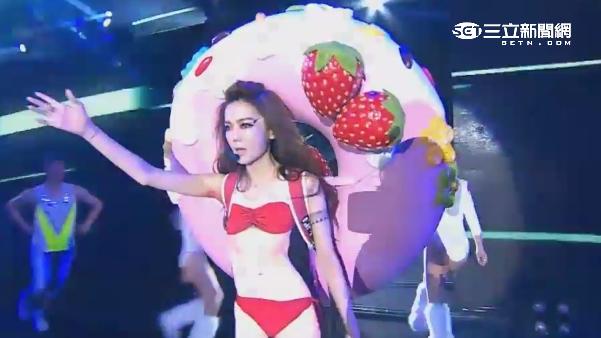 謝金燕甩披薩裝　到高雄變甜甜圈