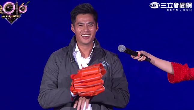 陳偉殷偷打球　手套被父親拿菜刀剁碎