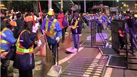 跨年晚會後清掃垃圾　（圖／翻攝自臺北市環保局臉書）