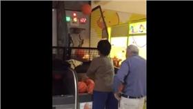 阿嬤投籃超猛 (圖/翻攝自臉書爆料公社)