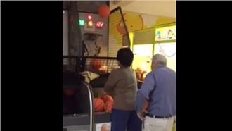 阿嬤秒投秒進　投籃機影片讓網友跪了