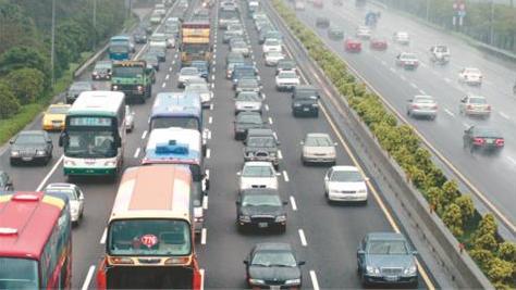 國1湧北上車潮　最低時速20公里