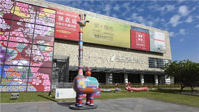 國美館遭投訴　放任百萬藝術品讓人騎