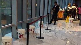 故宮南院玻璃滲水/圖截自綠豆嘉義人臉書