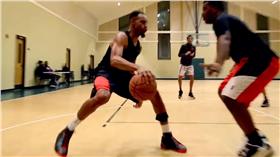 美國模仿神人阿姆斯壯。（圖／翻攝自BdotAdot5 YouTube）