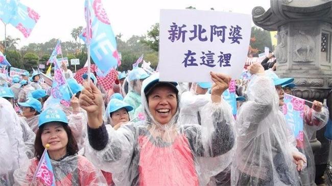淡水阿嬤在新竹？朱立倫大雨中遇見她