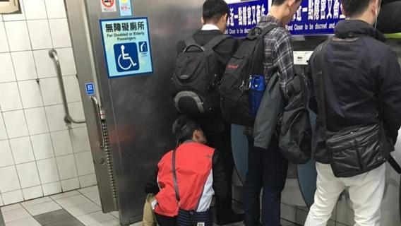 「聞屁哥」又來了！臉埋民眾屁股猛吸