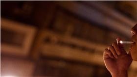 抽菸
翻攝ｆｌｉｃｋｒ
https://www.flickr.com/photos/noise0124/5729678309/in/photolist-6kHVQQ-cKUutS-67jjgE-7xX7eV-frtiEG-agKZaP-9UKj7b-9YLEz5-6MBTH5-7rnLNs-76WKpd-cJ48bA-cJ49vJ-8VAQEF-ShiDf-dQFRM3-dm3N45-NGemg-9Jj6K4-9SkzMR-agcPeu-bRjBue-5PtqG8-5rTdXG-8F3H8E-4yk2Dx-7EFq9Y-4J4s6z-5VrYeR-4yk27c-nufit