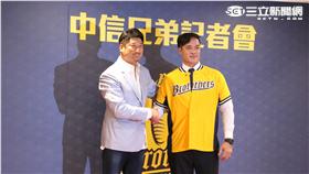 中信兄弟林智勝、中信金辜仲諒（圖／記者王怡翔攝）