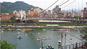 新店碧潭 圖／flickr CC License  https://www.flickr.com/photos/kenner116/13676535645/