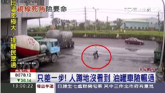 影／視線死角險奪命！卡車差點輾斃人