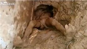 笨賊逃獄鑽糞坑－圖／翻攝自「Liveleak」網站