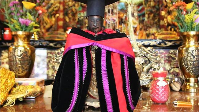 全台首位神明博士　中正大學親頒學位