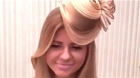 金髮美女頭髮變出帽子(圖/#georgykot）