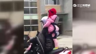 危險！機車行進中　竟見孩童站立後座