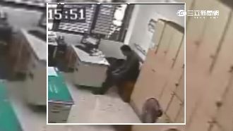 大膽竊賊派出所抽菸　還罵髒話毆警