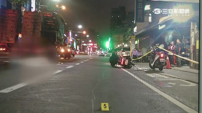 撞上人行道緣石失控　騎士摔飛遭輾斃