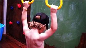 3歲小小肌肉男