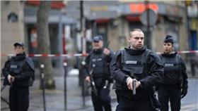 巴黎警方在現場戒備-圖／美聯社／達志影像