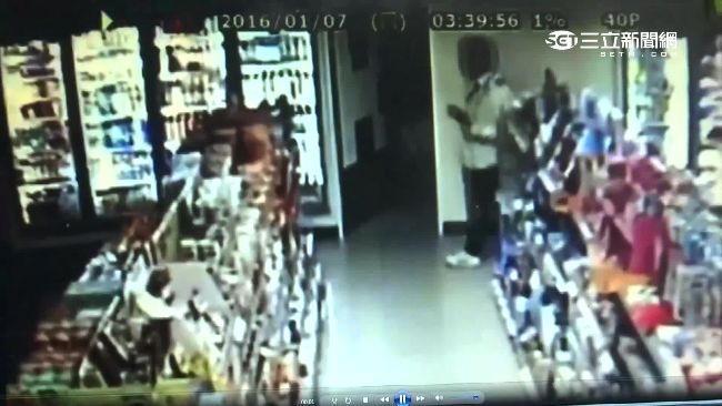 惡男還債搶超商！女店員慘遭酒瓶砸頭