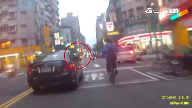 影／少年開車掏出它　嚇人不成被法辦