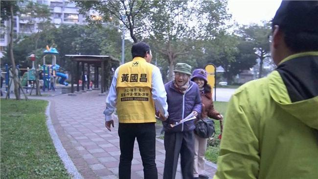 黃國昌遇藍選民嗆聲　沒票還是要溝通