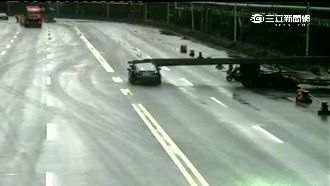 影／一個不小心　轎車削頂秒變敞篷