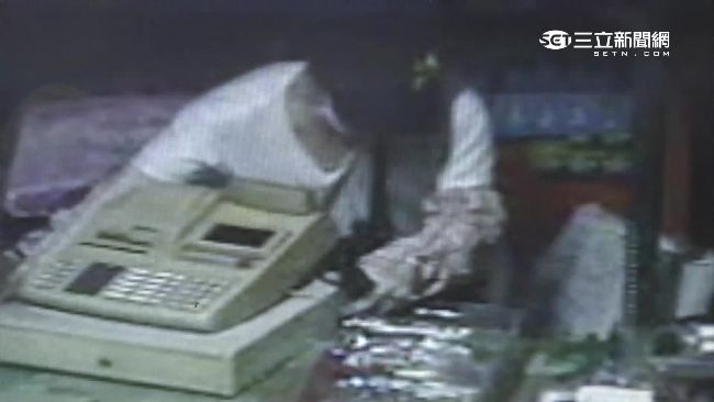 竊賊闖五金行　匍匐前進搬走收銀機