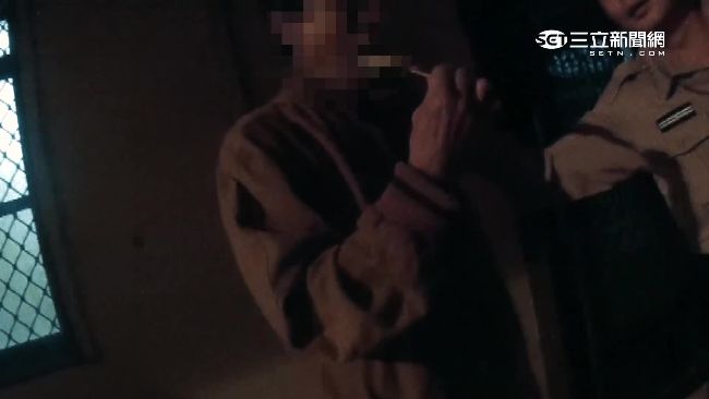 傻眼！酒駕通緝被逮　警局悠閒啃雞腿