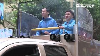 掃街擋劉文雄車隊　郝龍斌得意地偷笑