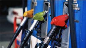 油價 （圖／chia ying Yang,flickr CC License）https://www.flickr.com/photos/enixii/3916334022/in/photolist-piKKA9-qdsEWY-bJKS12-btLUpA-btLmD9-cnhJhQ-btUtDF-52Do3m-6Y5eEo-m5uNtz-5fDnpg-o28Wn3-5hJnhW-4Z9647-97t5oy-97t5ny-97pYBn-7Qa5D2-nwMran-aakUBZ-zzUrPG-zB13c6-zyFJSf-zzUm3G-yE7pX6-Bm1DXy-yE7gkX-zB12i2-zyFKWu-zzUc25-zyFQQC-zjnyks-zzUjWJ-zzUixS-zjoT2b-zAZQLv-zBSLBH-rC8USd-qXGVv9-AKjW8g-aGoFaV-9dN12X-9dMZSe-7bLMnk-8e1GFB-axqu9v-nEaouU-4SAFax