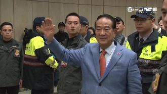 灰西裝、橘領帶　宋楚瑜和他們撞衫啦