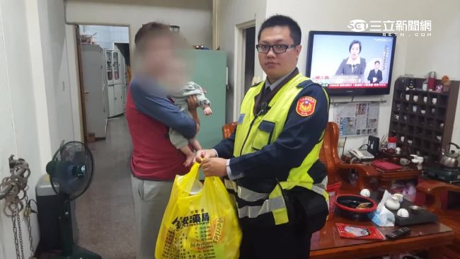走投無路！窮母求警借錢買奶粉救女嬰