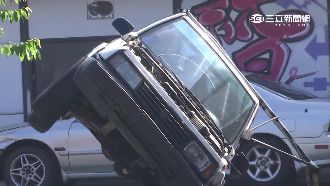 飛車翹孤輪　吉普車達人登4層樓炫技
