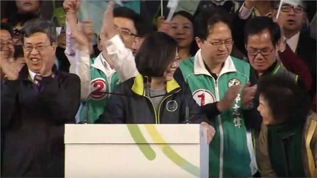 在高雄鄉親前致謝　小英：菊姐辛苦了