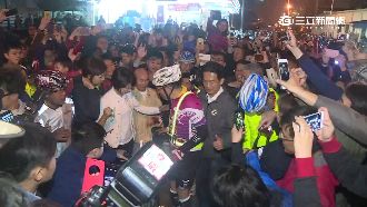 影／柯文哲鐵馬行　遇「暴動」被包圍