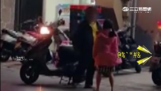 吃不到零食就爆走　女兒當街飆媽髒話