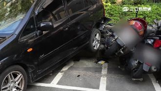 休旅車疑踩錯油門　暴衝壓毀7機車