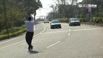 好心夫妻肉身擋車　搏命救車禍駕駛