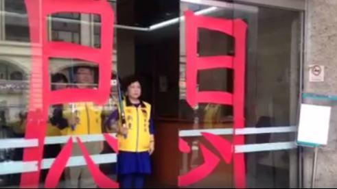 影／新黨戰將持光劍　把「悶」劈一半